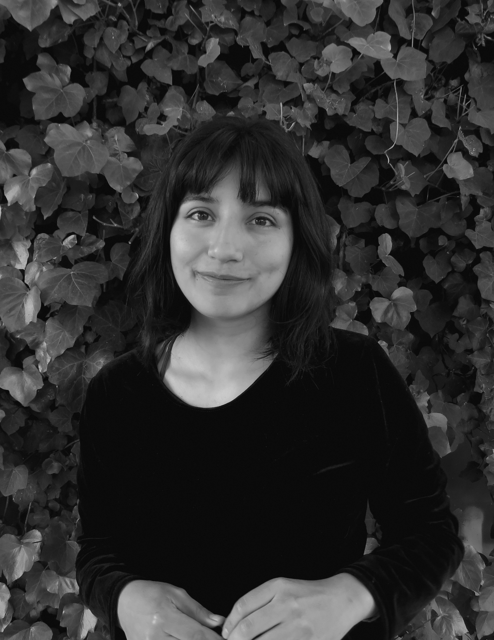 Foto blanco y negro de natalia en plano medio corto